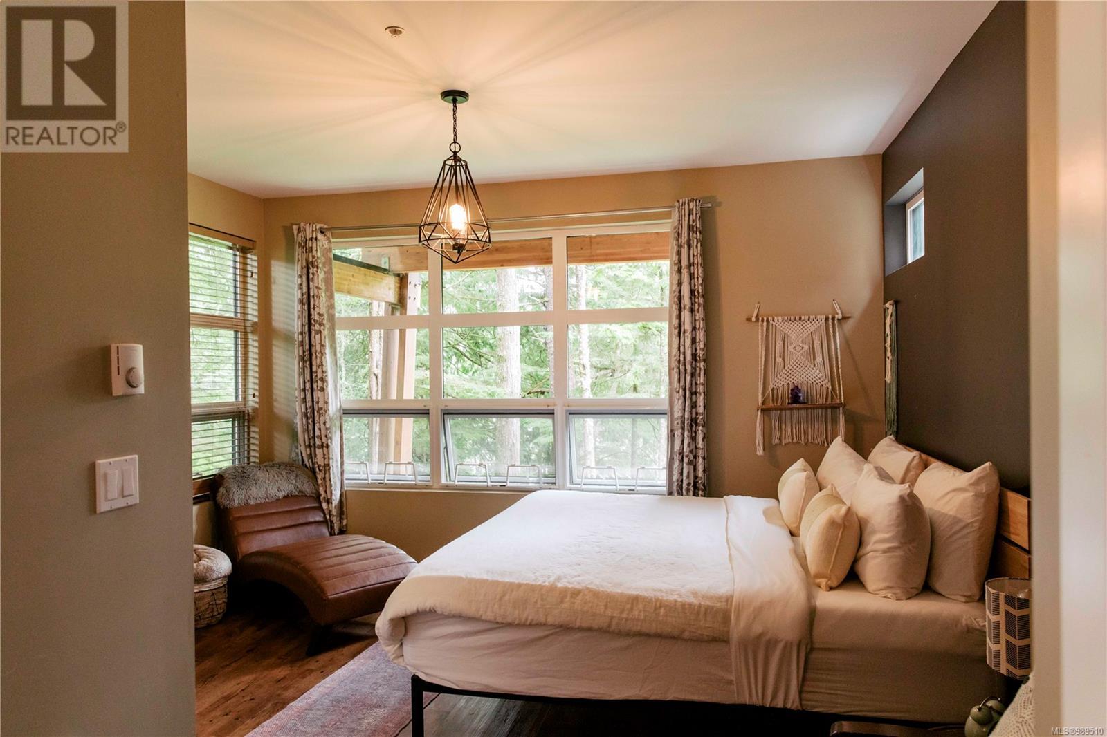 Chambre principale, lit King Size et vue sur la forêt